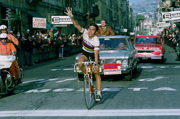 Merckx, in maglia iridata, vince la sua quinta Milano-Sanremo. Arriverà a sette successi, battendo il record di Girardengo